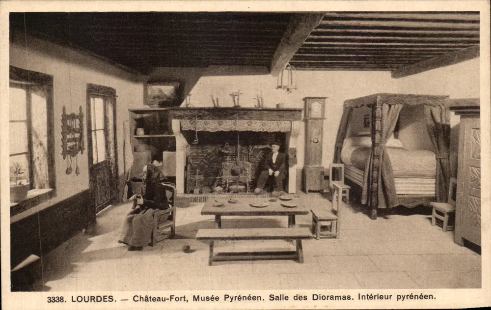 Lourdes — Schloss-Festung, Pyrenäen-Museum. Dioramasaal. Pyrenäen-Innenraum. - Vorderseite