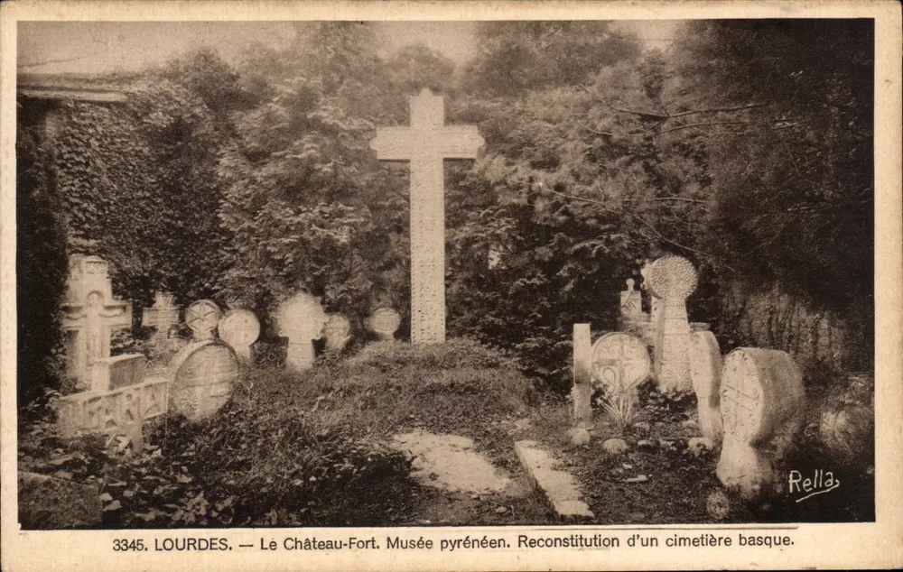 Lourdes — Das Schloss-Fort. Pyreneen-Museum. Rekonstruktion eines baskischen Friedhofs. - Vorderseite