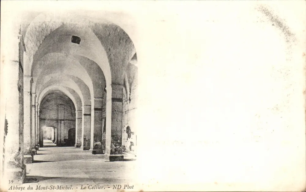 Abadia do Mont-St-Michel — corredor com arcos — ND Phot, n°39 - Frente