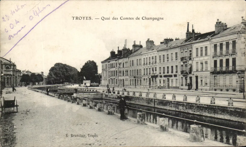 Troyes — Quai dos Condes da Champagne — S. Brunclair, Troyes - Frente