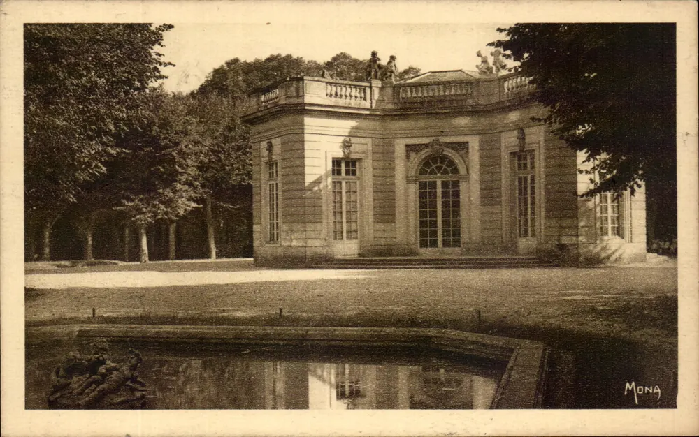 Os Pequenos Quadros de Versailles — O Pavilhão Francês — editor MONA - Frente