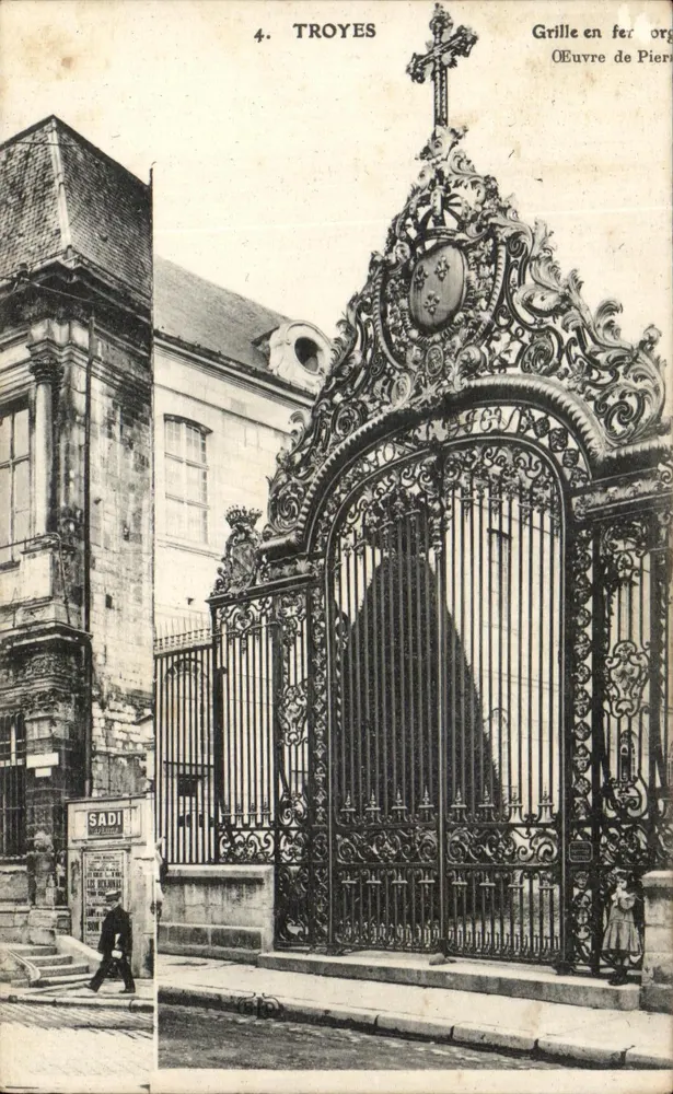 Troyes — Grade de ferro fundido — obra de Pierre Sadi - Frente