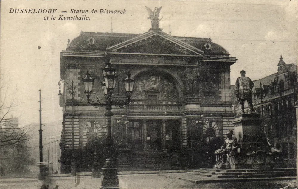 Düsseldorf — Statue von Bismarck und die Kunsthalle - Vorderseite