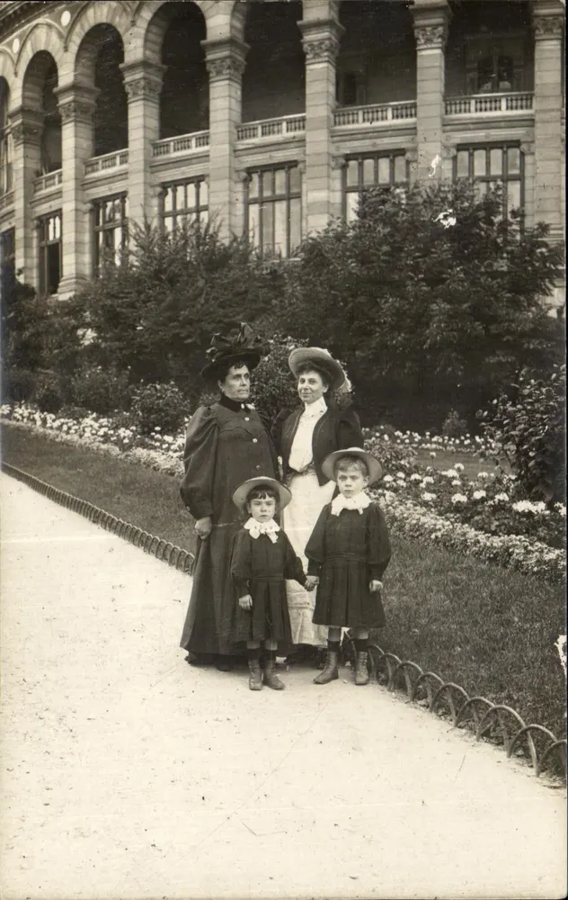 Familie vor einem monumentalen Gebäude — Verlag nicht sichtbar, Seriennummer nicht sichtbar - Vorderseite