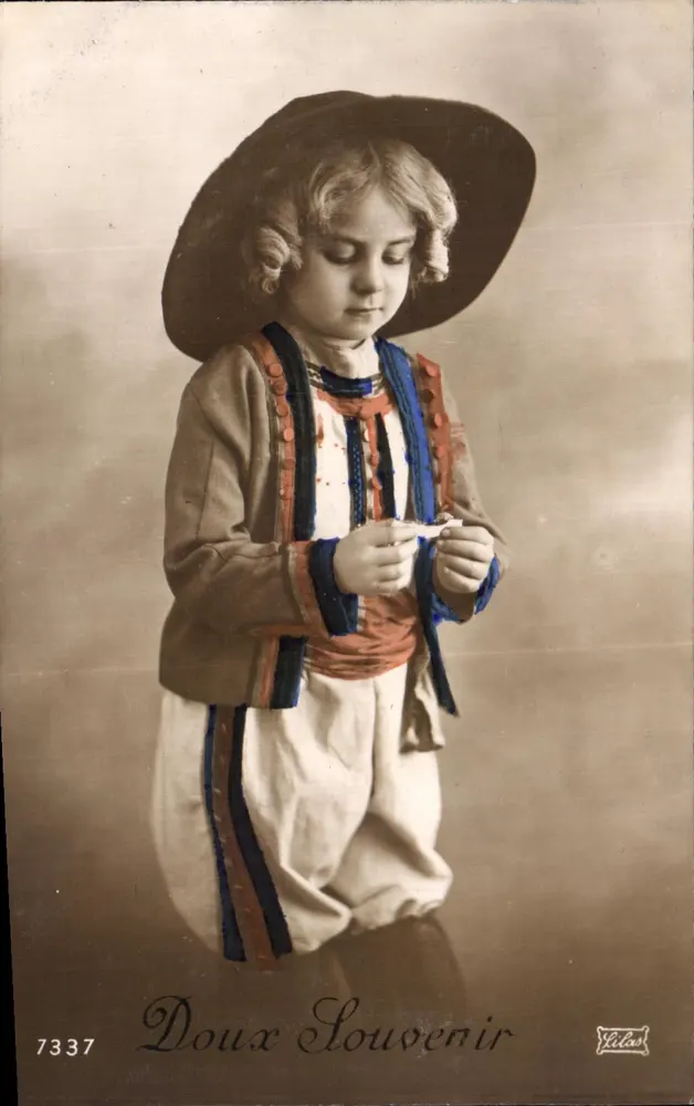 Kind im Kostüm — 'Doux Souvenir' — Lilas, n° 7337 - Vorderseite