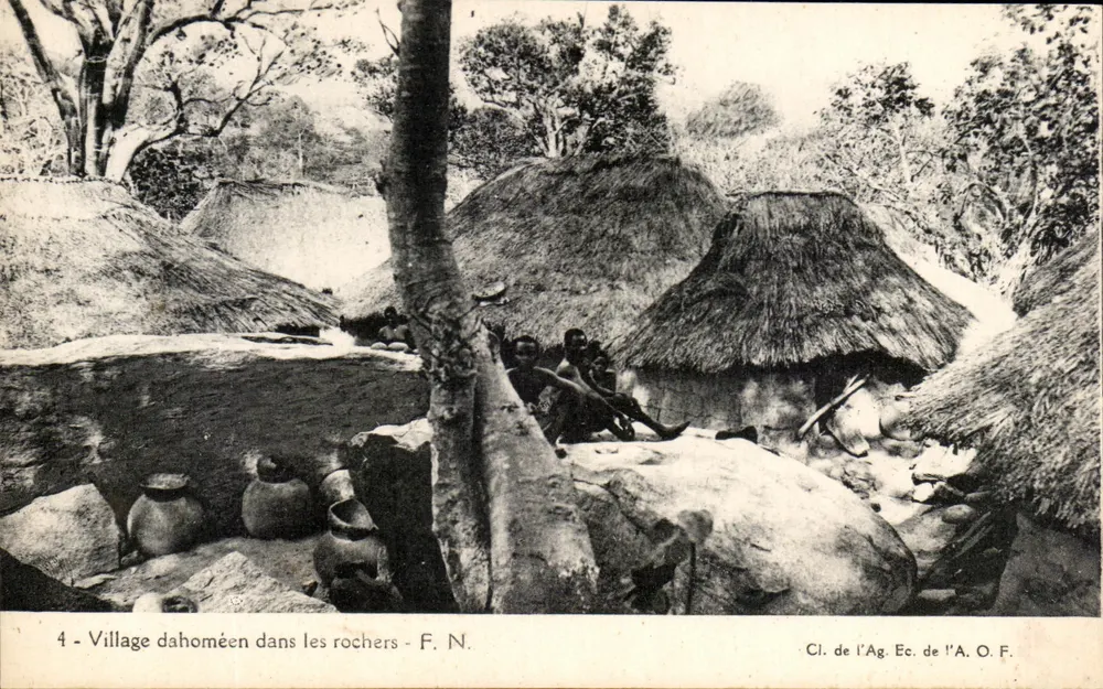 Dahomeanisches Dorf in den Felsen — F. N. — Cl. de l'Ag. Ec. de l'A. O. F. - Vorderseite