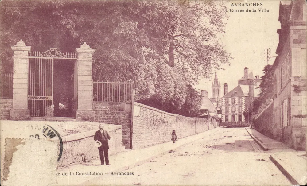 Avranches — A Entrada da Cidade — rua da Constituição - Frente