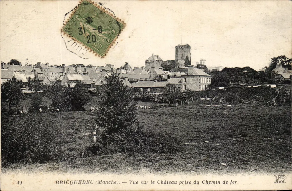 Bricquebec (Manche) — Ansicht des Schlosses vom Eisenbahnweg - Vorderseite