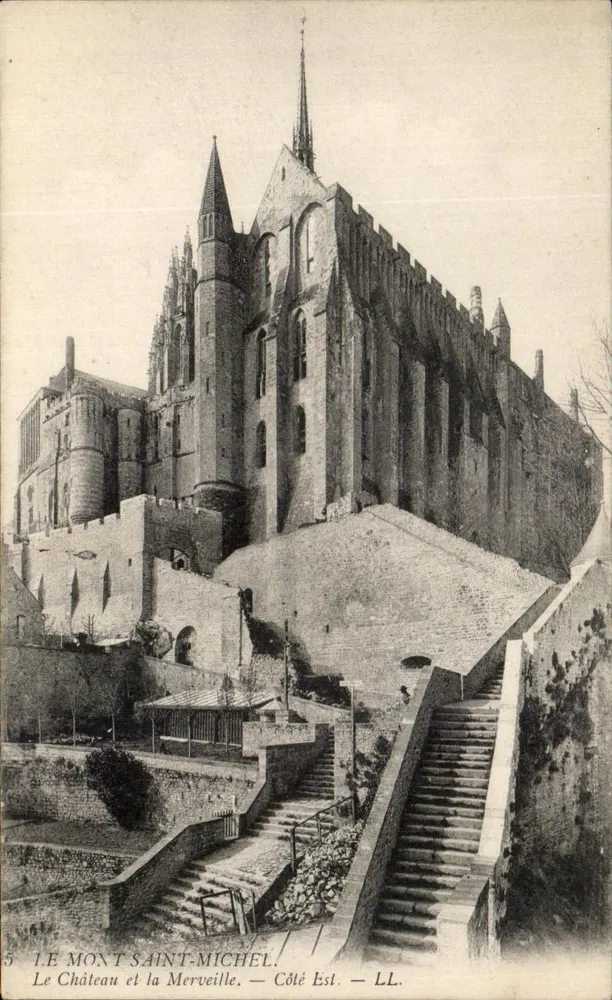 Mont Saint-Michel — Das Schloss und die Merveille — Ostseite — LL. - Vorderseite