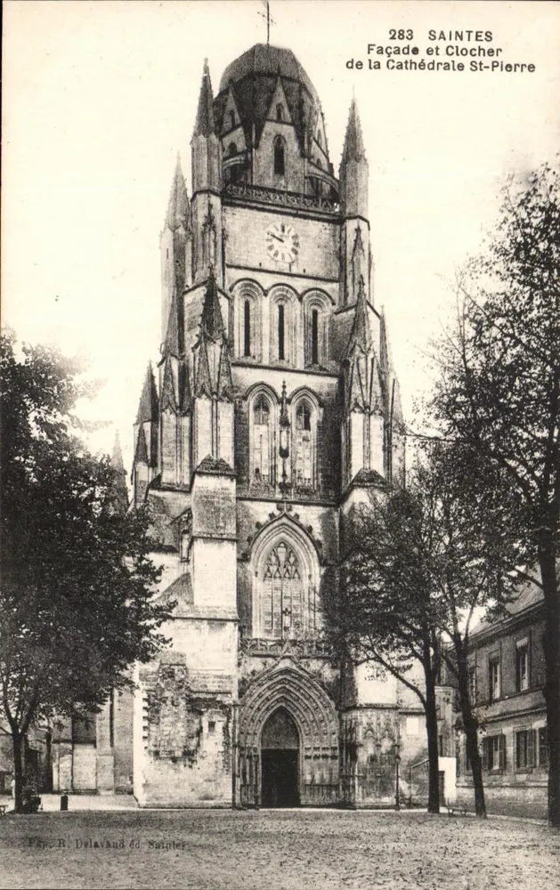 Saintes — Fassade und Glockenturm der Kathedrale Saint-Pierre — Pap. R. Delavand ed. Saintes - Vorderseite
