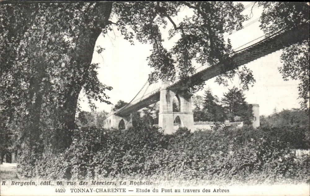 TONNAY-CHARENTE — Studie des Brückens durch die Bäume — R. Bergevin, Verlag, 4420 rue des Merciers, La Rochelle - Vorderseite