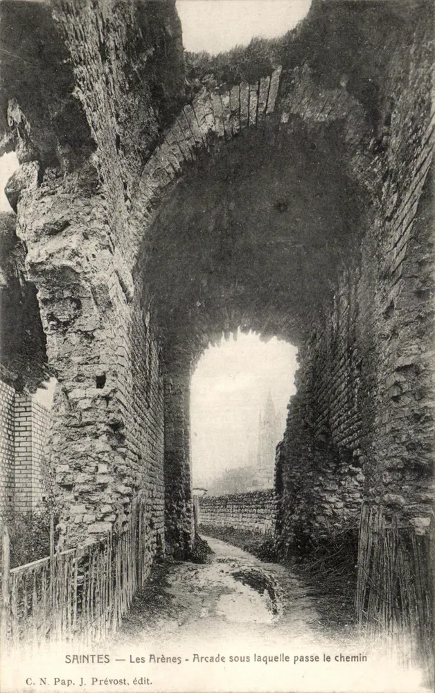 Saintes — Die Arenas — Arcaden, unter denen der Weg verläuft — J. Prévost, Verleger - Vorderseite