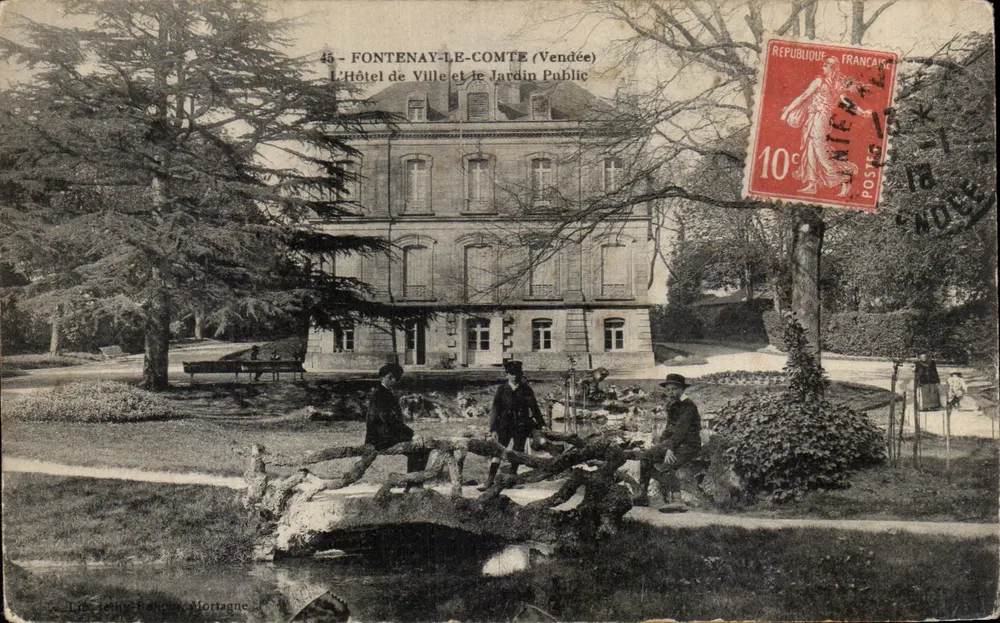 Fontenay-le-Comte (Vendée) — Das Rathaus und der öffentliche Garten — Verlag: Les Jeunes de Mortagne, Nr. 45 - Vorderseite