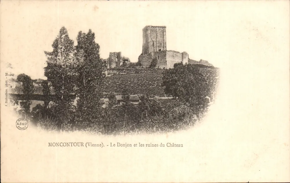 Moncontour (Vienne) — O Donjon e as ruínas do Castelo — J. Rebuchon fot. - 06 - Frente