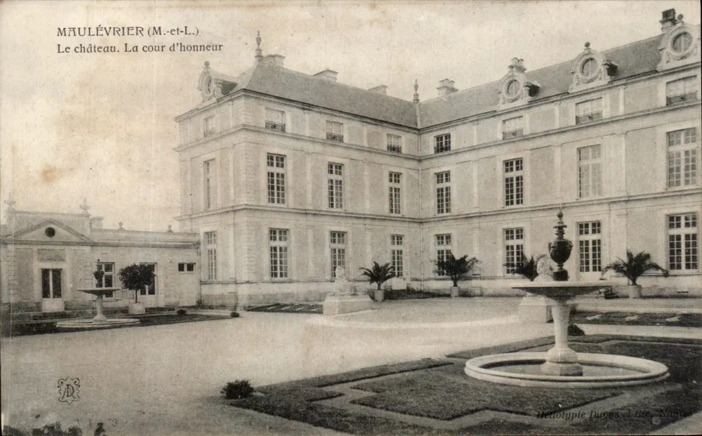 Maulévrier (M.-et-L.) — O castelo. A praça de honra — Hélotypie Duges & Cie, Nantes - Frente
