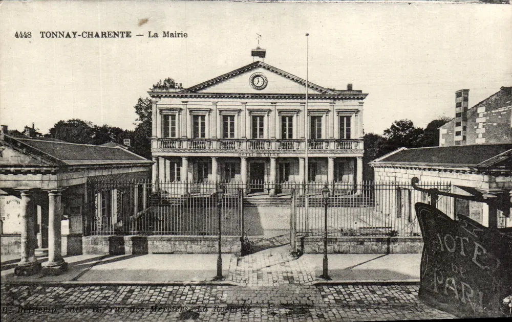 TONNAY-CHARENTE — Das Rathaus — Stadtamt — Verlag Berneaud, Nr. 4448 - Vorderseite