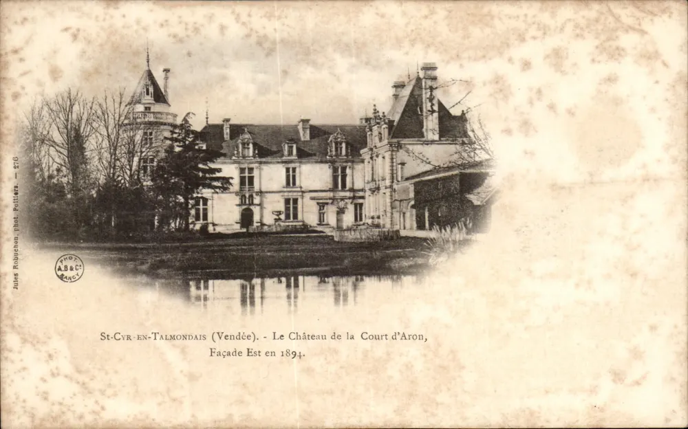 St-Cyr-en-Talmontais (Vendée) — Schloss la Court d'Aron, Ostfassade im Jahr 1894 — Jules Robuchon, phot. Potiers, n°276 - Vorderseite