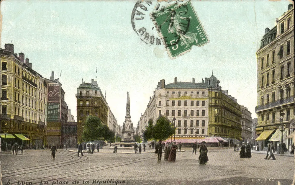 Lyon - La place de la République — avec obélisque central et enseignes de commerces — éditeur L.V.P.C. - Frente