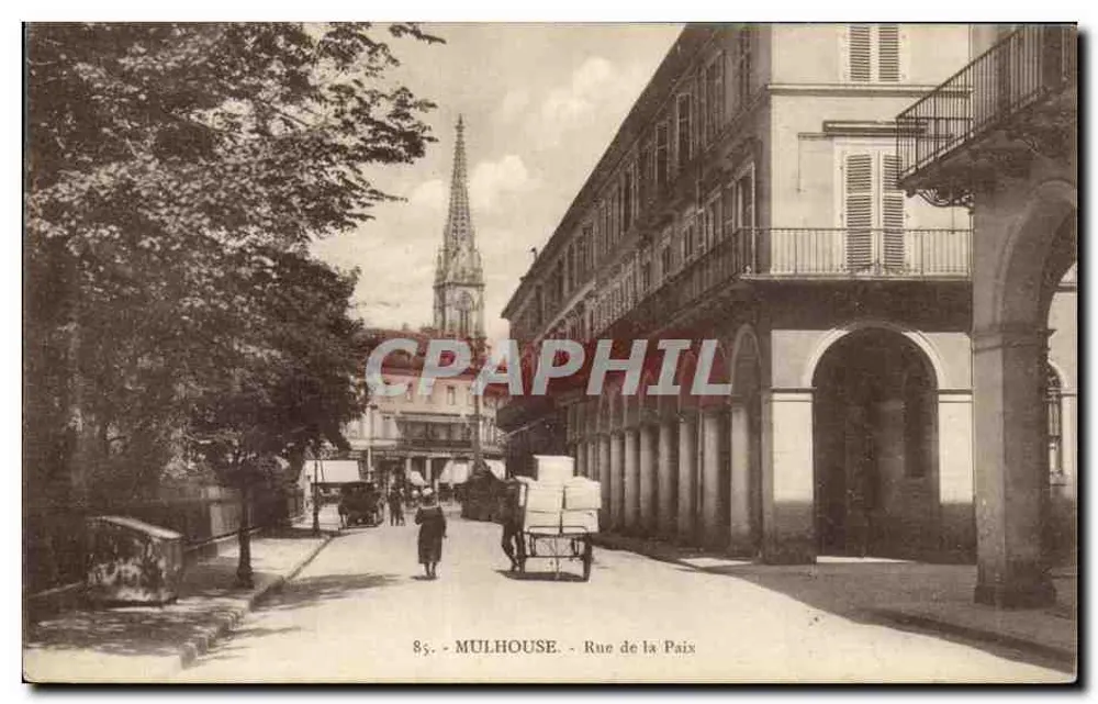 Mulhouse - Rue de la Paix — vista da rua com edifício com arcadas e igreja no fundo - Frente