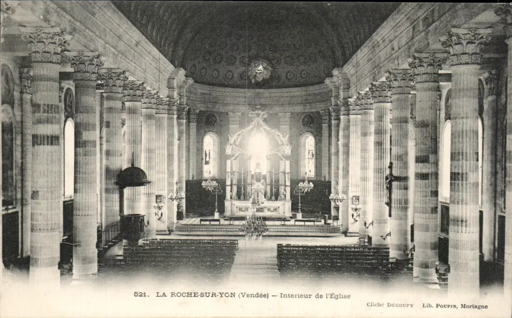 LA ROCHE-SUR-YON (Vendée) — Interior da Igreja — Cliché Découpy, Lib. Poupin, Mortagne - Frente