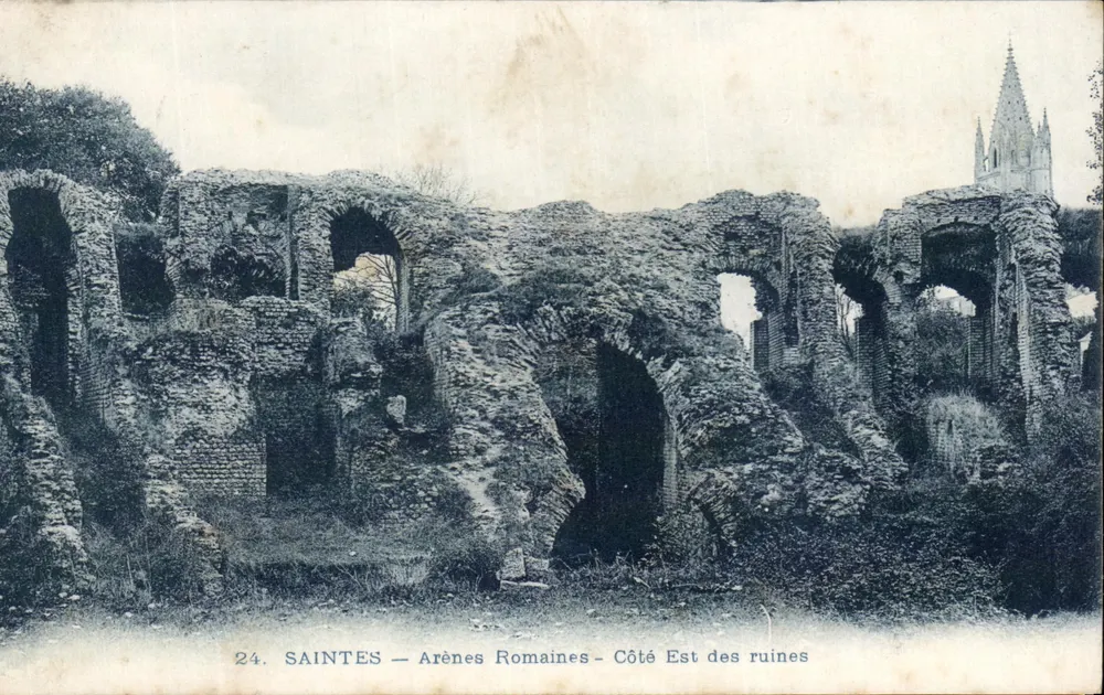 Saintes — Arênes Romanas — Lado Leste das ruínas - Frente