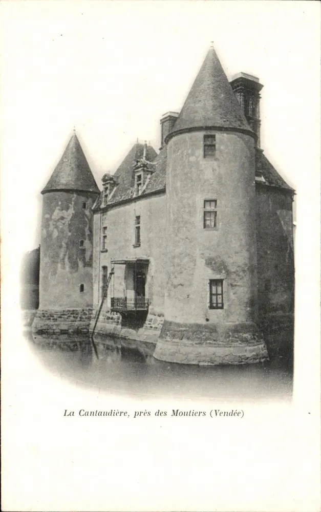 A Cantaudière, perto dos Moutiers (Vendée) — castelo com torres cônicas e canal - Frente