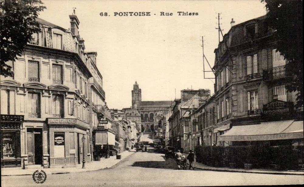Pontoise - Rue Thiers — vista da rua com igreja no fundo — editor desconhecido, n° 68 - Frente
