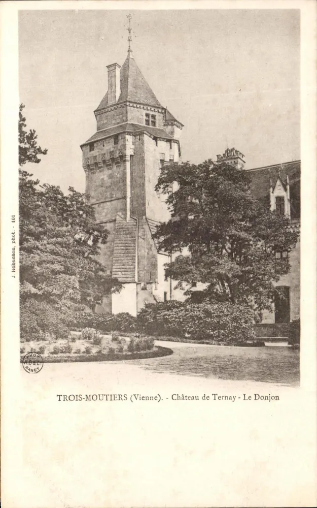 Trois-Moutiers (Vienne) - Castelo de Ternay - O Donjon - Frente