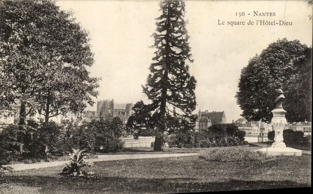 Nantes - O square do Hôtel-Dieu — editor desconhecido, n° 150 - Frente