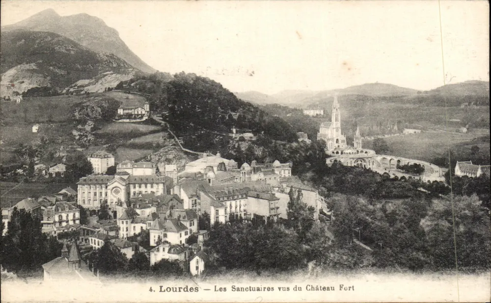 Lourdes — Die Wallfahrtsstätten vom Schloss aus gesehen — Lourdes-Ausgabe - Vorderseite