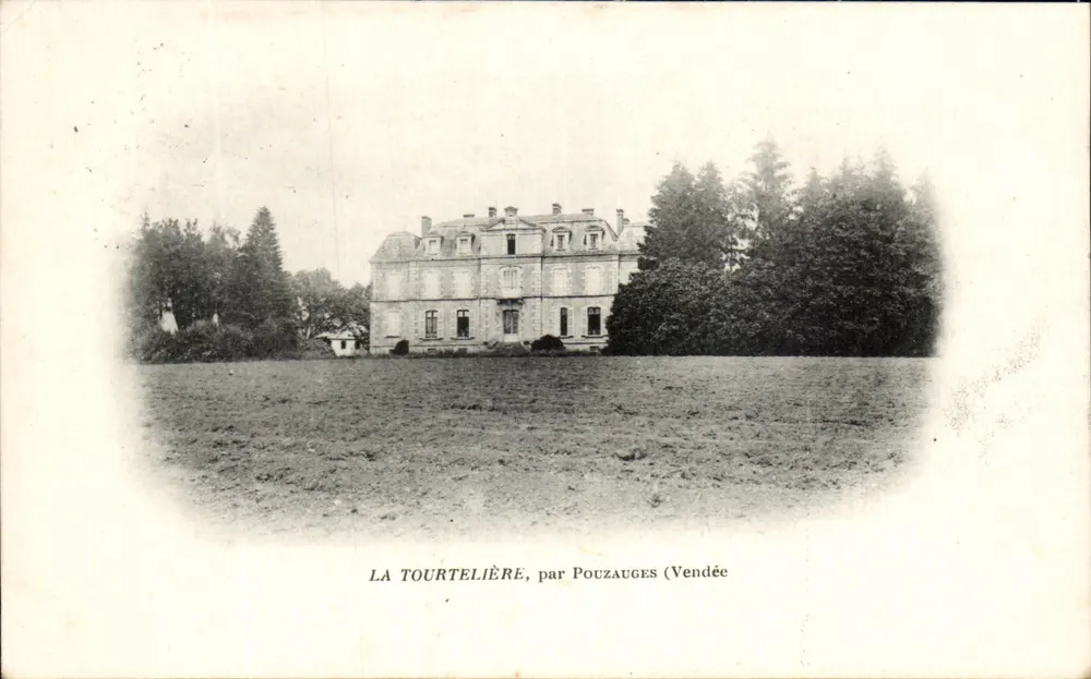 La Tourtelière, cerca de Pouzauges (Vendée) — castillo rodeado de vegetación — editor desconocido - Anverso