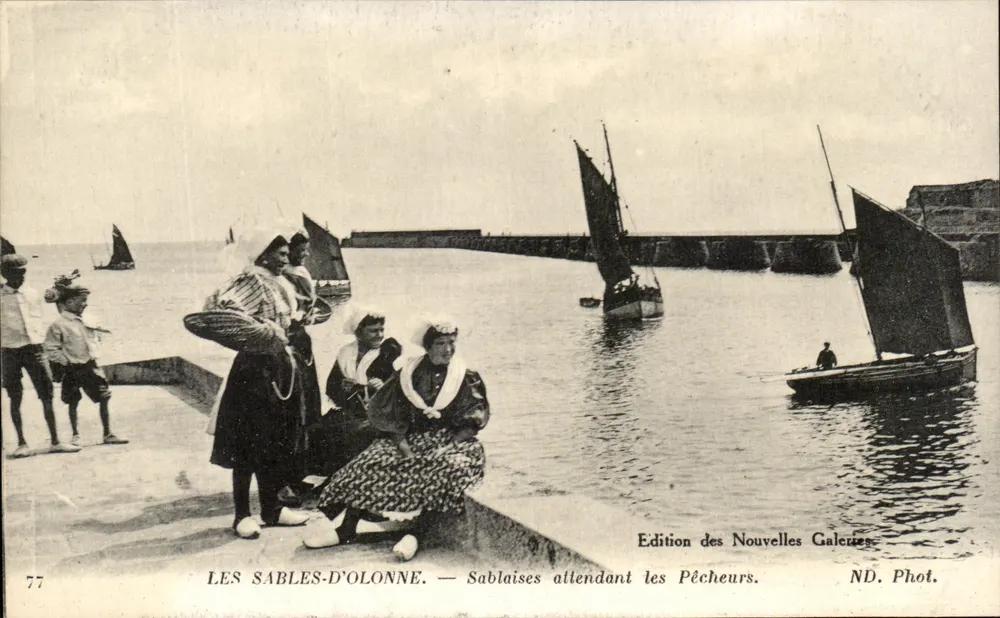 LES SABLES-D'OLONNE. — Sablaises warten auf die Fischer. — Ausgabe der Nouvelles Galeries, n°77 - Vorderseite