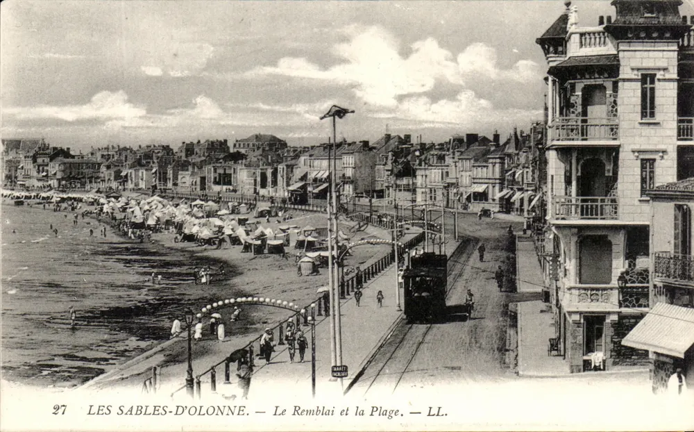Les Sables-d'Olonne — O Remblai e a Praia — LL. - Frente