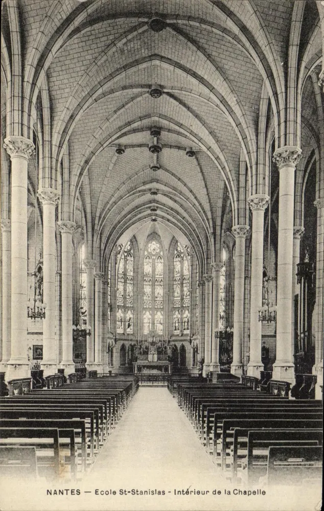NANTES — École St-Stanislas — Innenansicht der Kapelle - Vorderseite