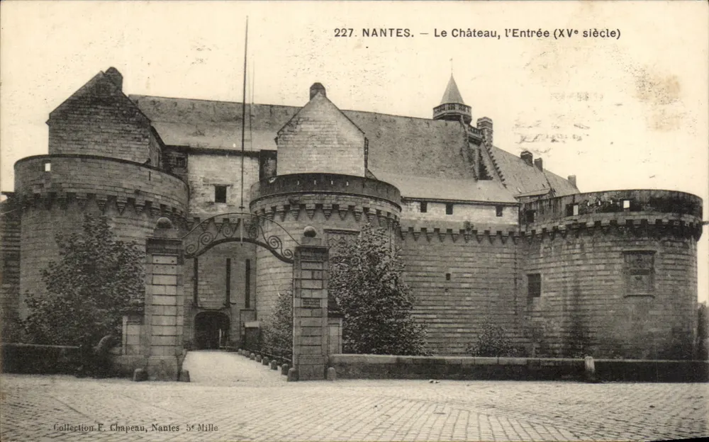 NANTES — O Castelo, a Entrada (século XV) — Coleção F. Chapeneu, Nantes, 5e Mille - Frente