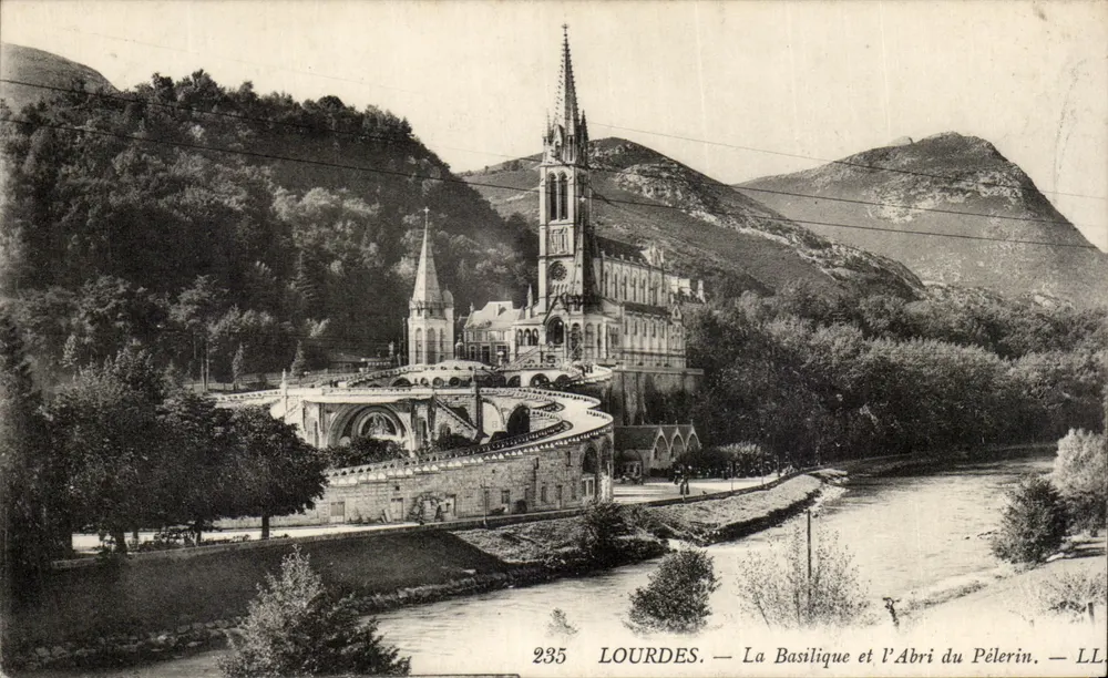 Lourdes — Die Basilika und das Pilgerlager — LL - Vorderseite