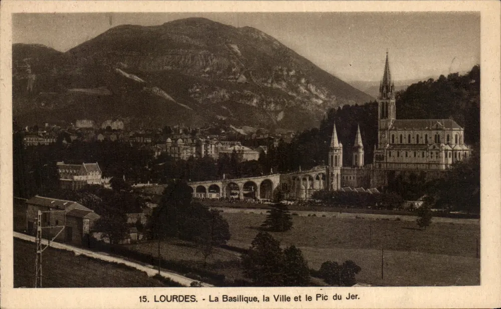Lourdes - Die Basilika, die Stadt und der Pic du Jer — CP DES ARTS PHOTOGRAPHIQUES - Vorderseite