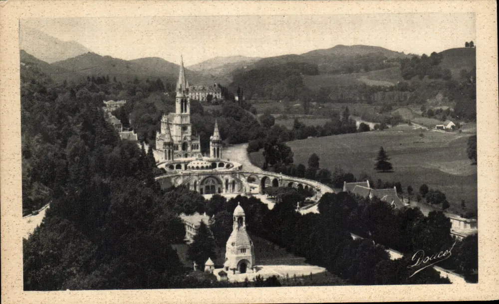 Lourdes — Die Basilika und der Interalliierte Denkmal von der Festung aus gesehen — P. D. Lourdes - Vorderseite