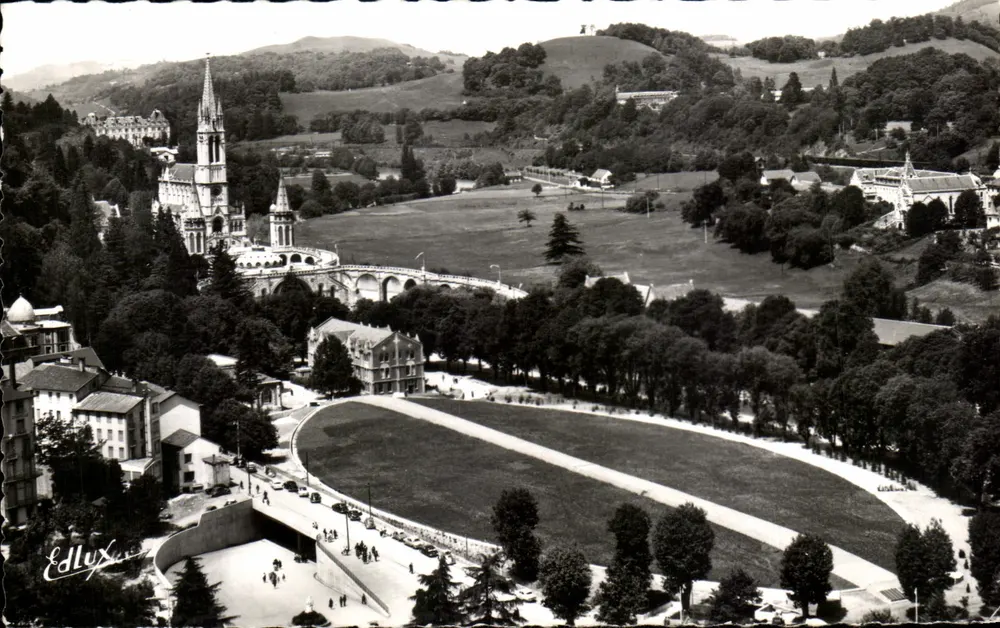 LOURDES — 루르드 대성당과 공원의 전경 — P. 두세트 출판사, 루르드 - 앞면