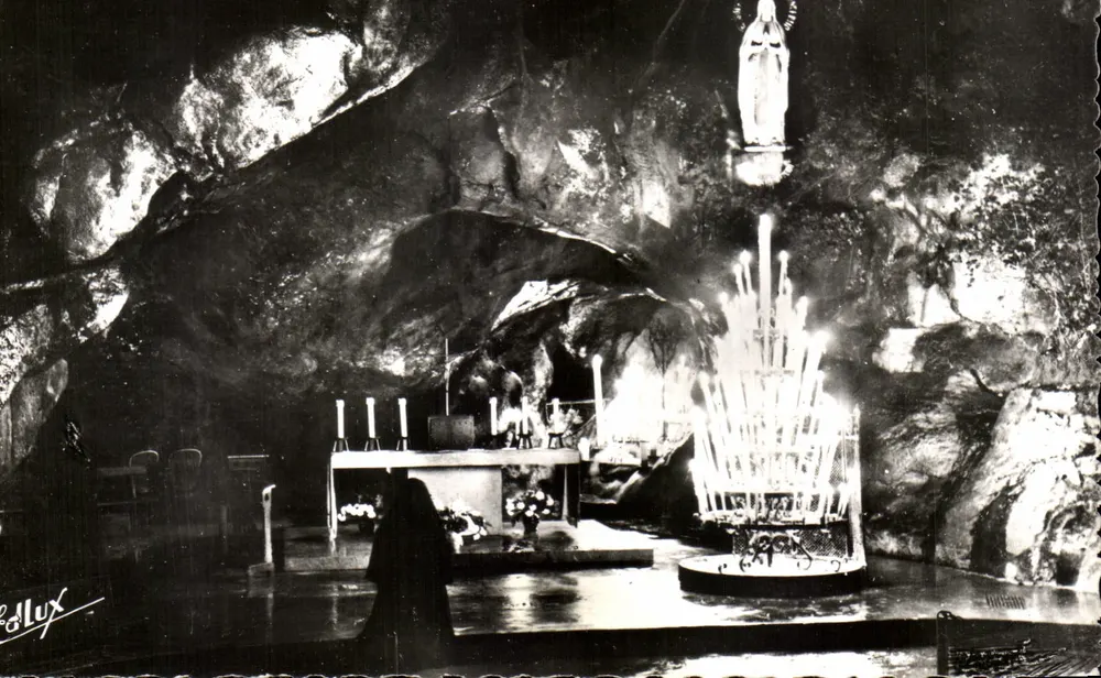 Gruta Milagrosa, à Noite — Lourdes — Ed. P. Doucet, Place Reyranale - Frente