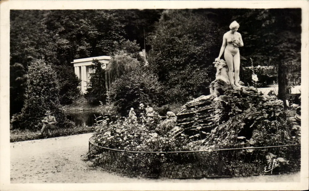 Luchon — Ansicht der Lilienstatue und des Vaporariums — Éditions Labouche Frères - Vorderseite
