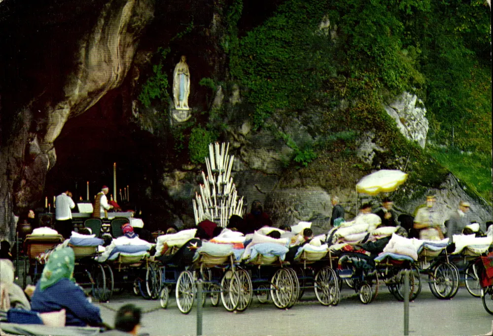 Die Kranken vor der Grotte — Lourdes — Ausgabe P. Doucet & Cie, n°244 B - Vorderseite