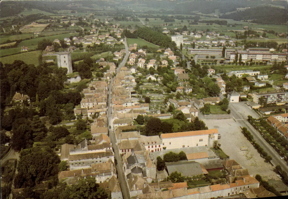 Orthez — Luftbild — Institution Jeanne-d'Arc und College Moncade - Vorderseite