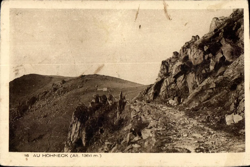 Au Hohneck (Alt. 1366 m.) — vue de montagne avec sentier et falaise — éditeur : 16 AU HOHNNECK (Alt. 1366 m.) - Frente