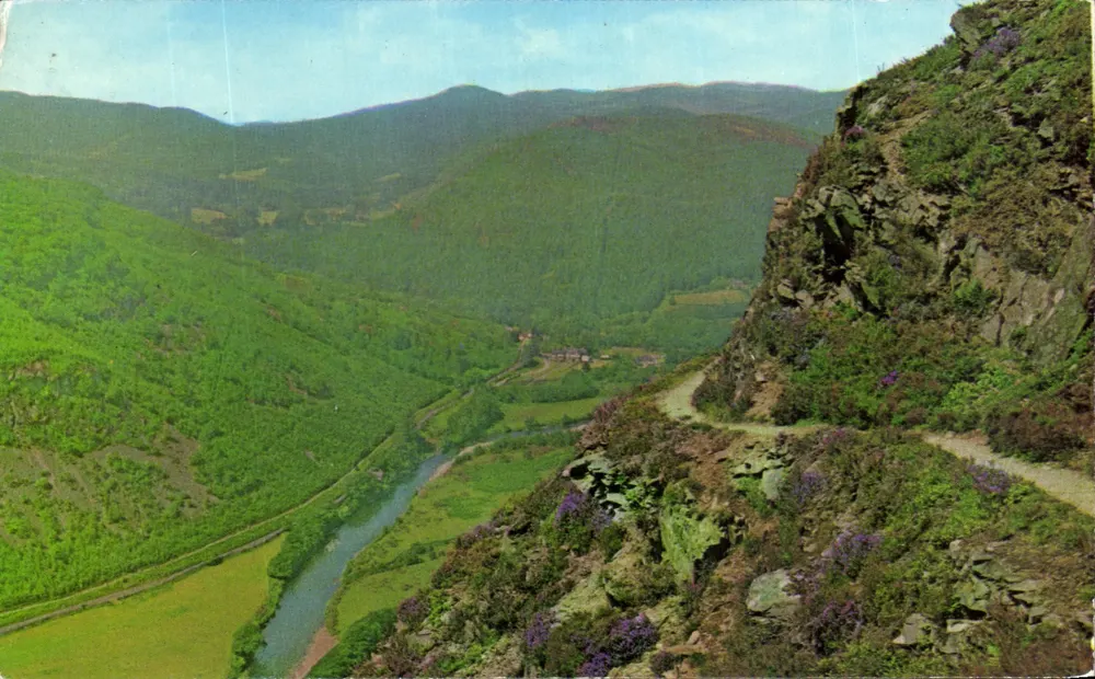 Precipice Walk, Dolgellau — vista panorâmica sobre vale e rio — Colourmaster International ME 152 - Frente