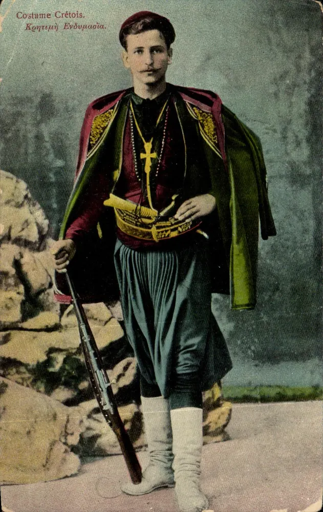 Costume Crétois — homme en tenue traditionnelle avec épée et fusil — éditeur EPISTOLIKON DELATAPION - Voorkant