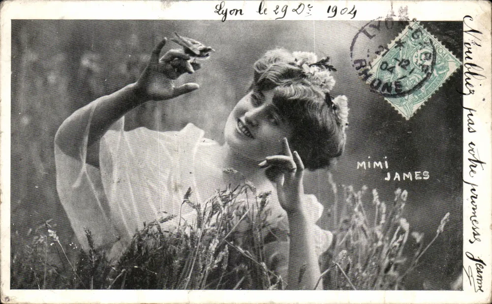 Mimi James — jovem mulher sorridente com um pássaro — Lyon, 1904 - Frente