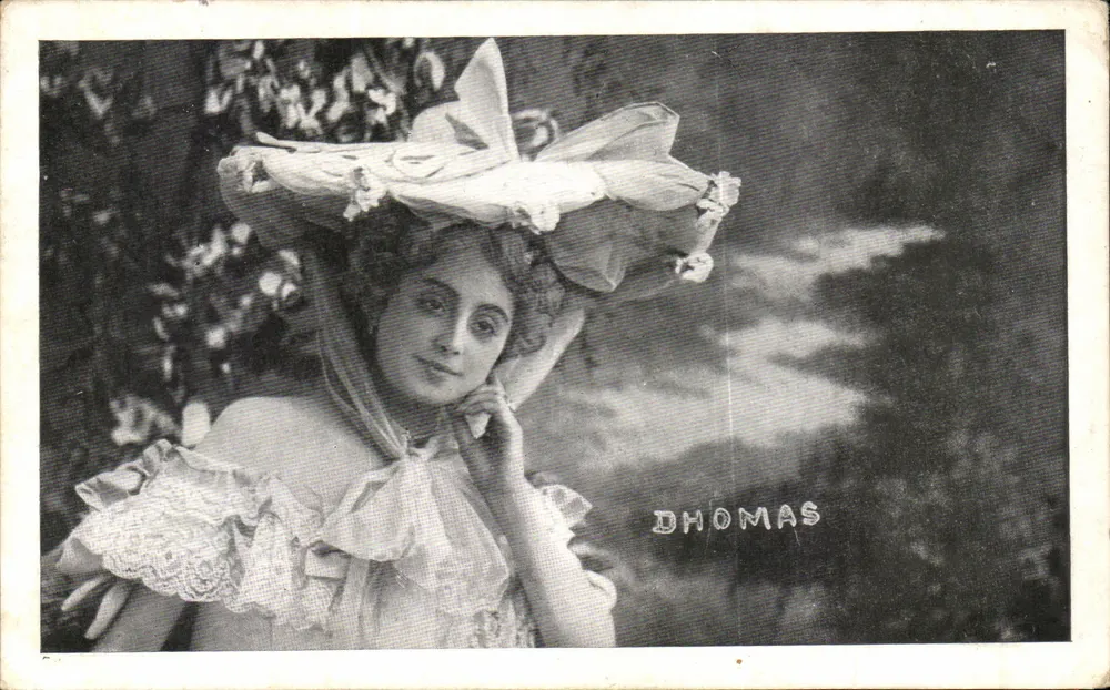 Jovem mulher com chapéu com grande flor — DHOMAS — editor DHOMAS - Frente