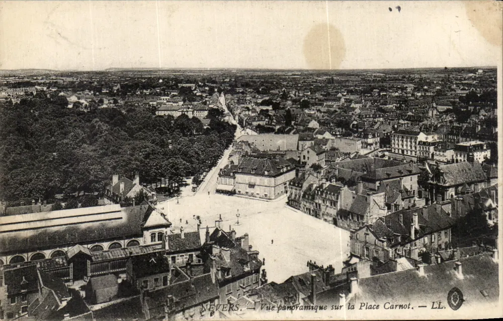 Nevers — Panoramablick auf die Place Carnot — LL - Vorderseite