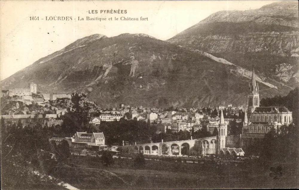 Lourdes — Die Basilika und der Festungsburg — Verlag Les Pyrénées, Nr. 1051 - Vorderseite